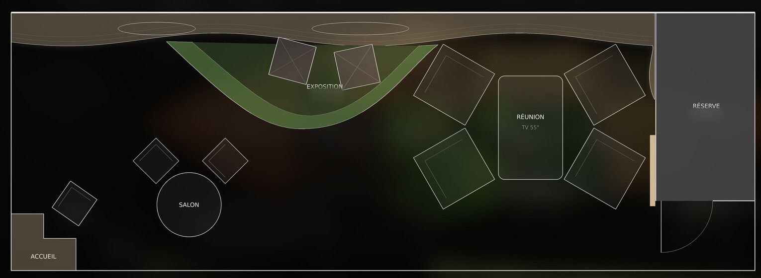 Vue en plan du stand : la frise topographique court le long du mur du fond, zone d’exposition sur sol imprimé, salon d’accueil, espace de réunion avec écran et réserve fermée à l’extrémité