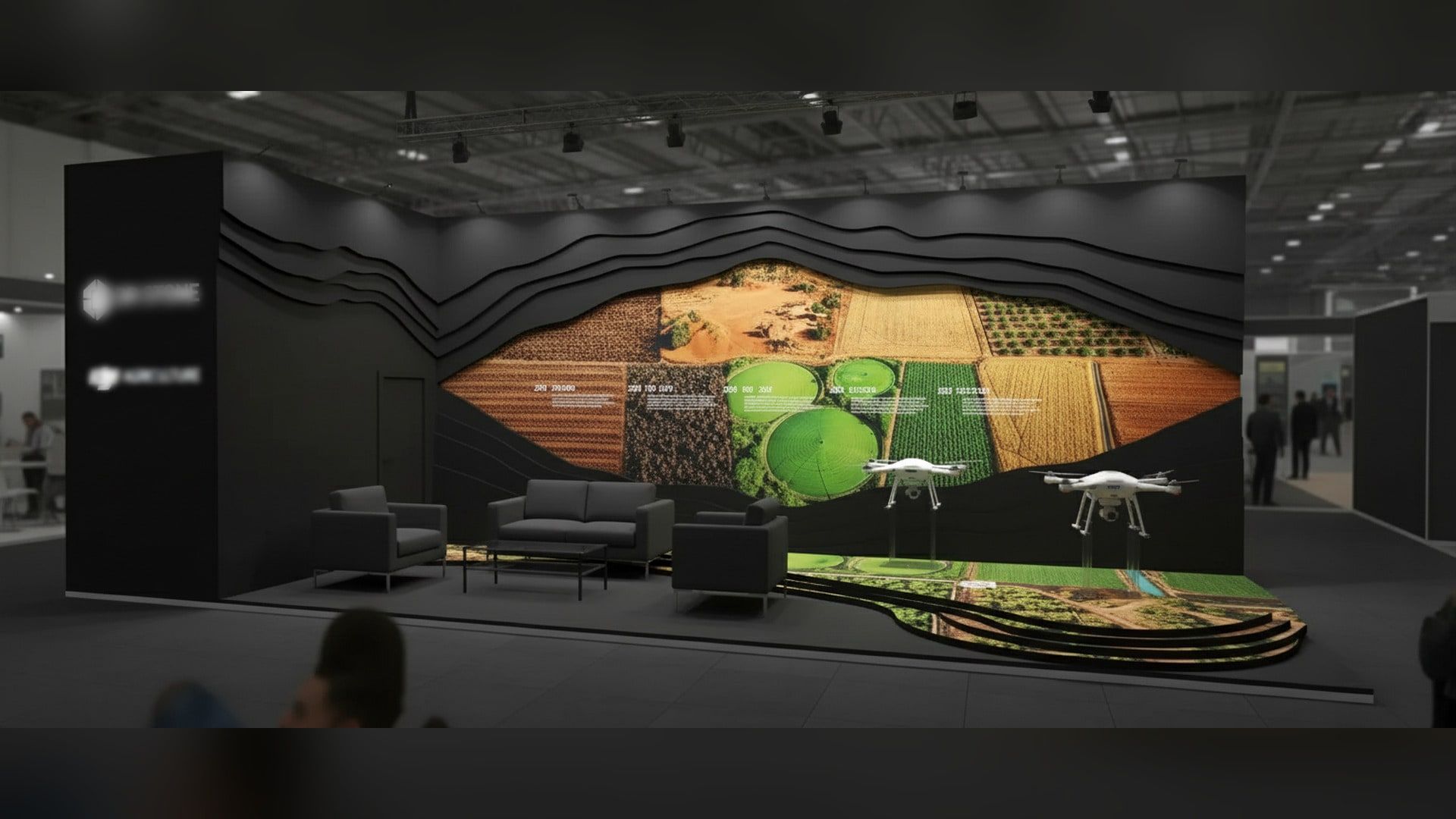 Vue 3D d’un stand sombre dont le mur est sculpté en courbes de niveau, ouvert sur une grande image aérienne de parcelles agricoles ; machines exposées sur un sol imprimé en terrasses