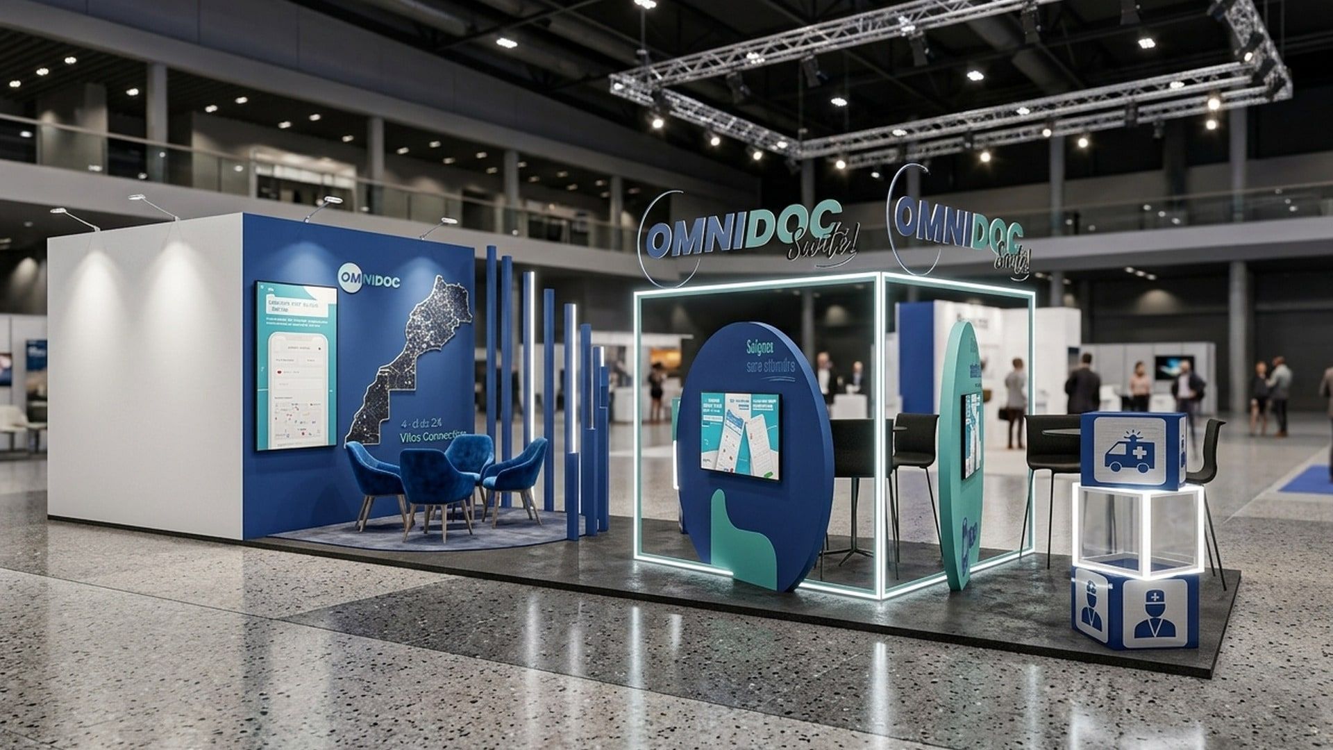 Vue 3D du stand Omnidoc dans la halle : mur bleu portant la carte du Maroc, cadre néon turquoise, grand disque « Soignez sans attendre » et cubes lumineux à pictogrammes